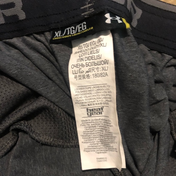 Grey under armor gym shorts - Picture 2 of 2